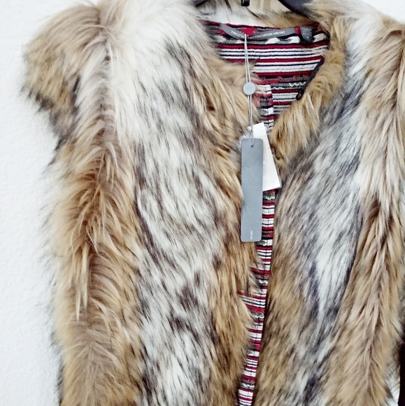 $345 12th Street] Cap Sleeve Faux Fur Vest in Tan Size Medium Boho Chic!! - Picture 4 of 8